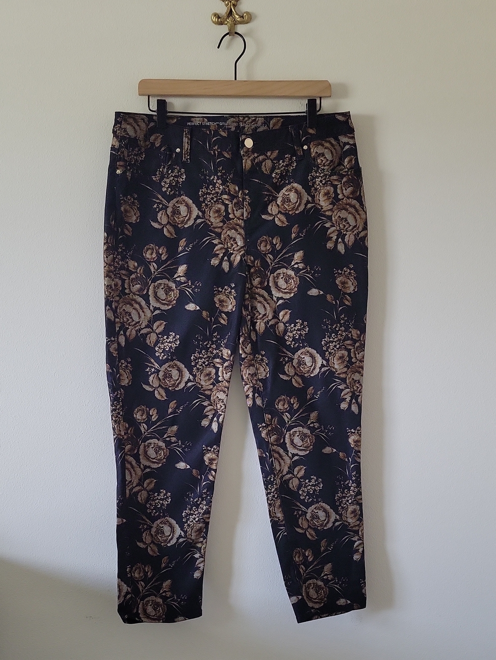 Chico's Perfect Stretch Girlfriend Slim Ankle Jeans Black Gold Floral Size 12